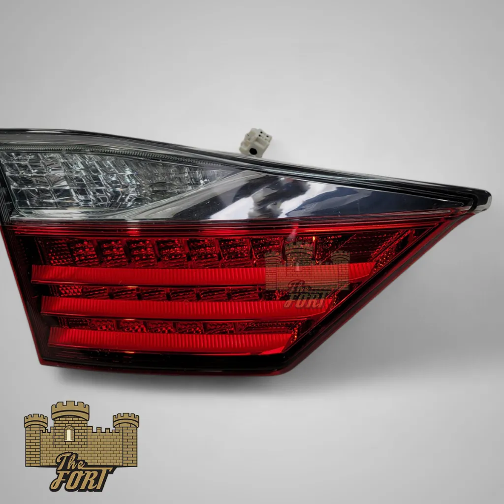 es 13 trunk light 3.webp
