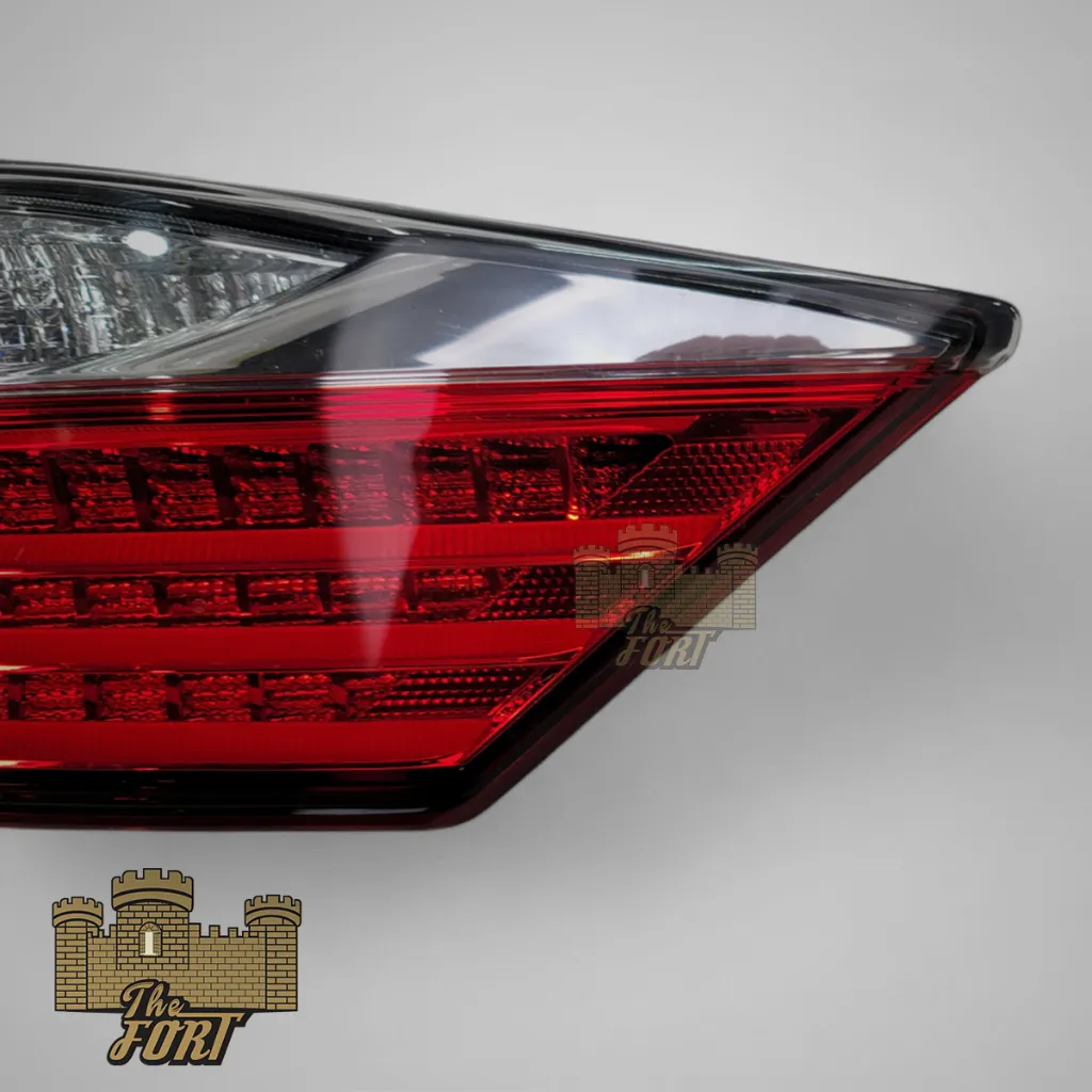 es 13 trunk light2.webp