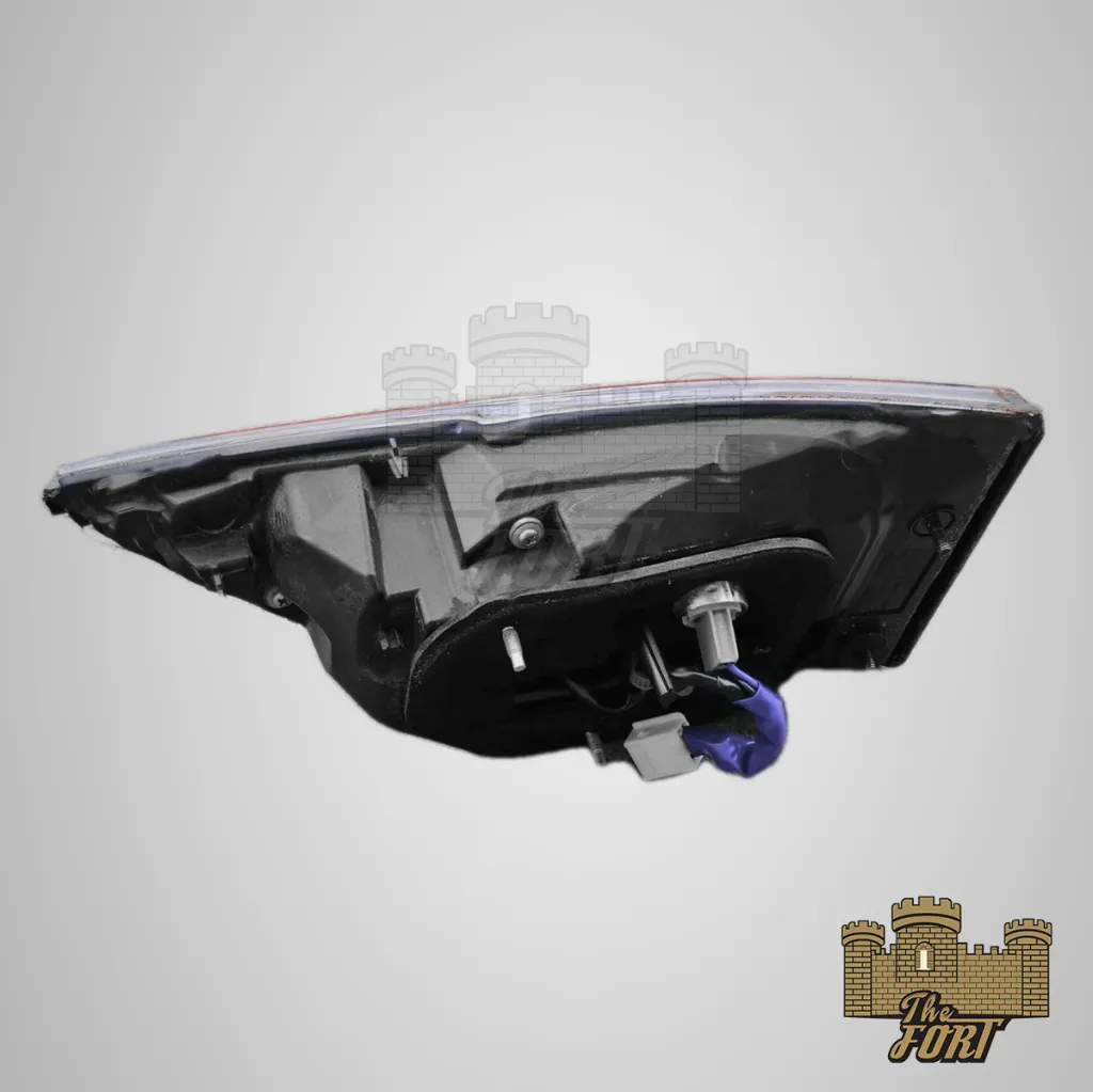 es 16 rear light TRUNK 2.webp